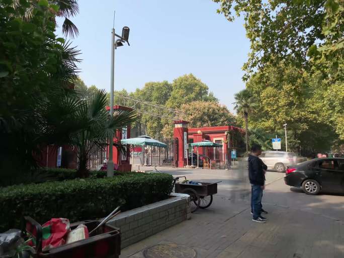 河南郑州大学南校区东门延时摄影