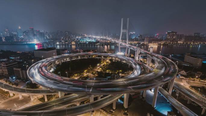 天桥和城市交通鸟瞰图