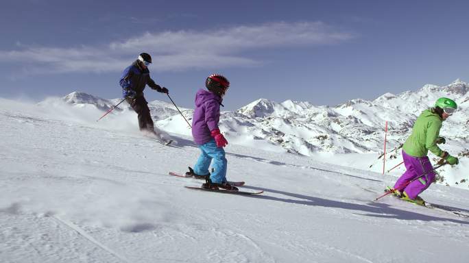 阳光下滑雪的小孩4K奥运项目高山