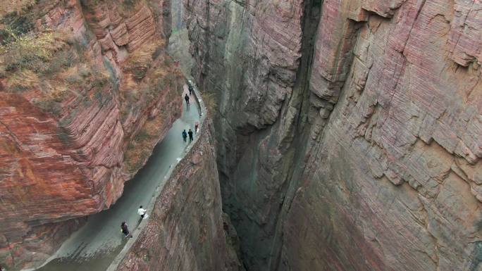 航拍悬崖峭壁上的公路-郭亮村