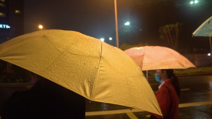 下雨-等车-公交站-雨天-夜晚