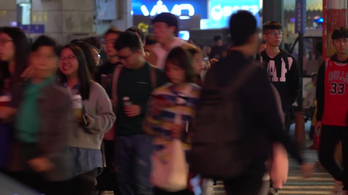 繁华商区夜晚马路人流