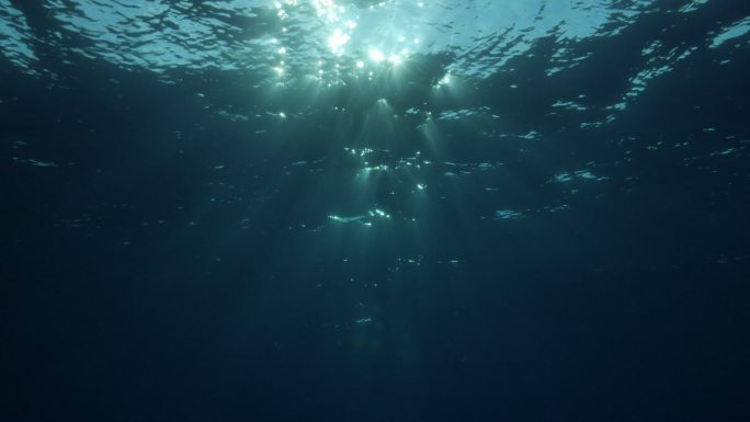 阳光透过水下的海面