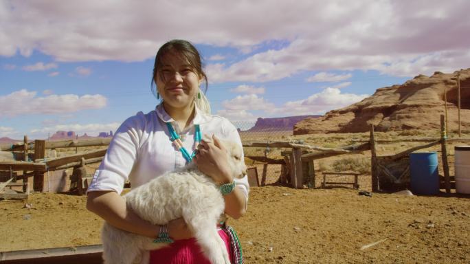 女孩抱着一只小羊人与动物人与自然三农宣传