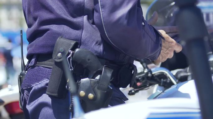 警察使用智能手机街道巡逻