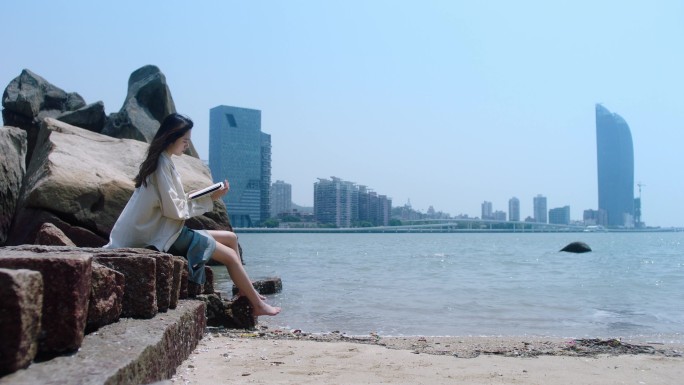 美女海边阅读看书空镜头城市写意空镜头