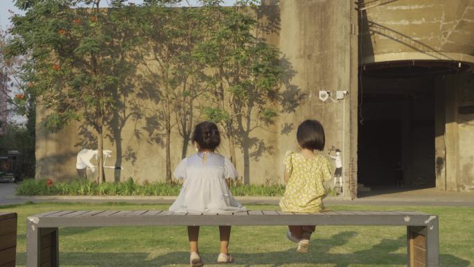 夕阳下小女孩