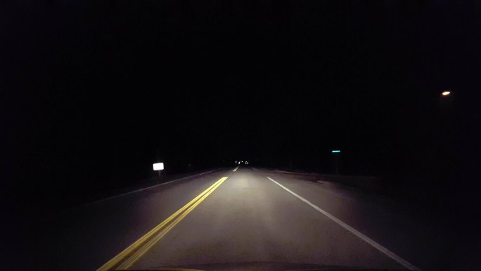 晚上在乡村公路行驶
