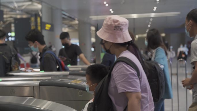 4k乘客戴口罩乘坐地铁实拍
