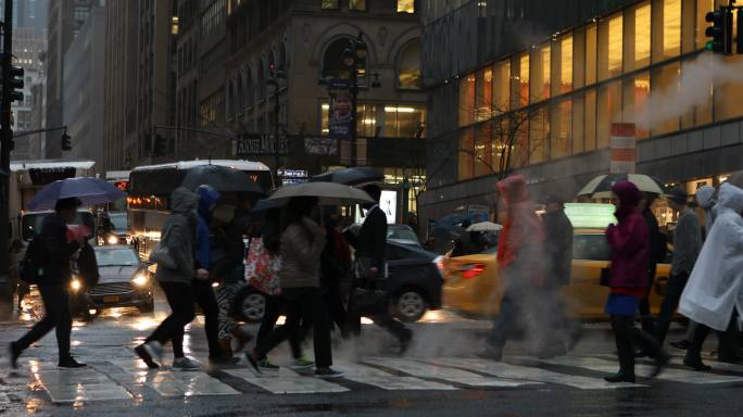 纽约市多雨的街道纽约街道路口行人脚步湿冷