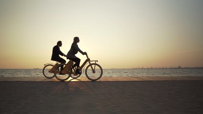 商务伙伴骑车上班骑行海边海滩海岸线