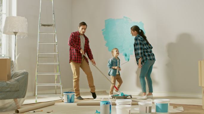 一家人开心的刷油漆