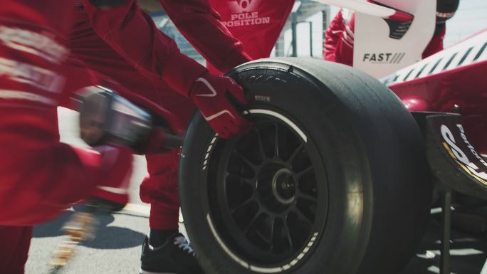 赛车队在赛车比赛中更换赛车轮胎