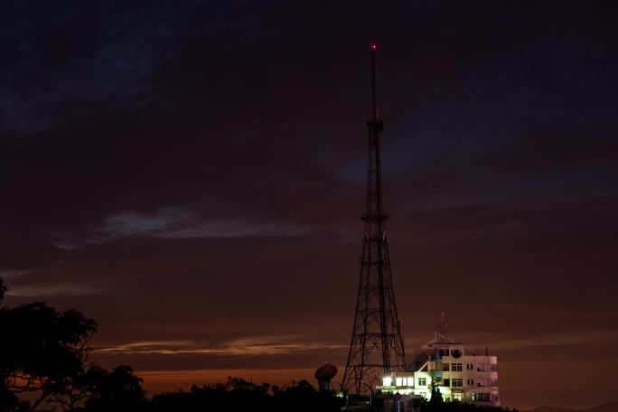 夜幕下的白玉山电视塔