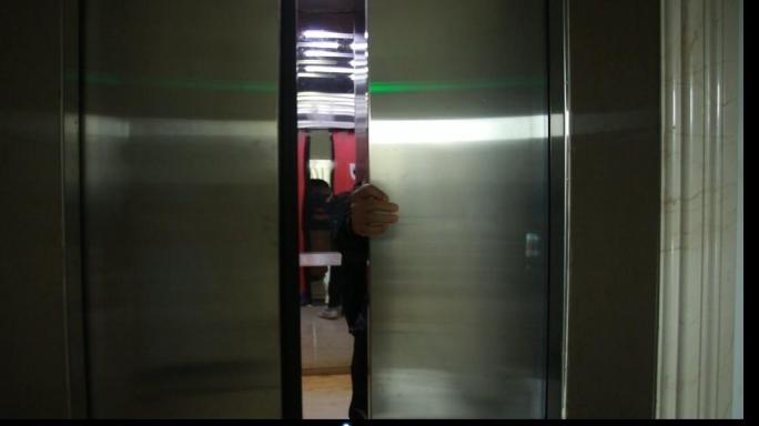 扒电梯门突然扒开的电梯门恐怖惊悚惊吓紧张