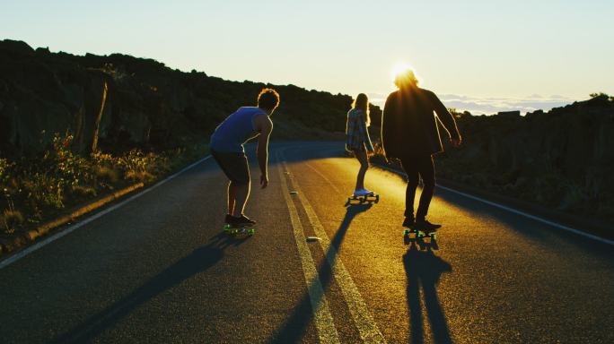 朋友们在日落时玩滑板