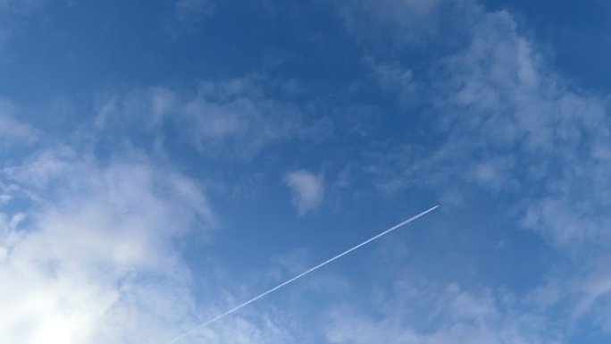 飞过天空的飞机拉线空中蓝天
