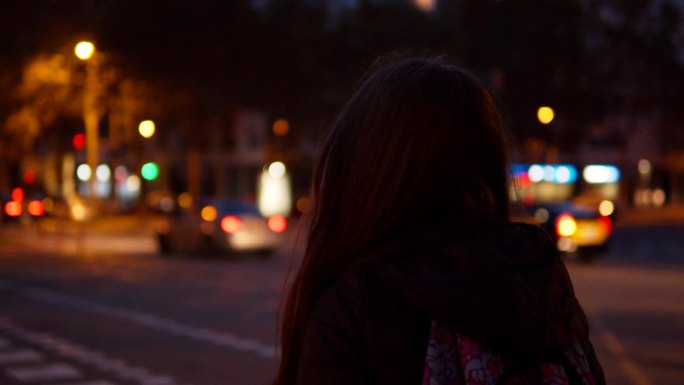 在街头漫步的女人美女行走背影实拍视频夜景