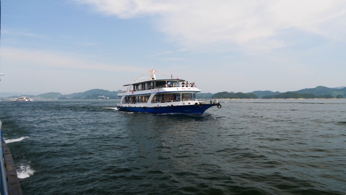 4K原创)千岛湖景区靠岸交汇的游船游客