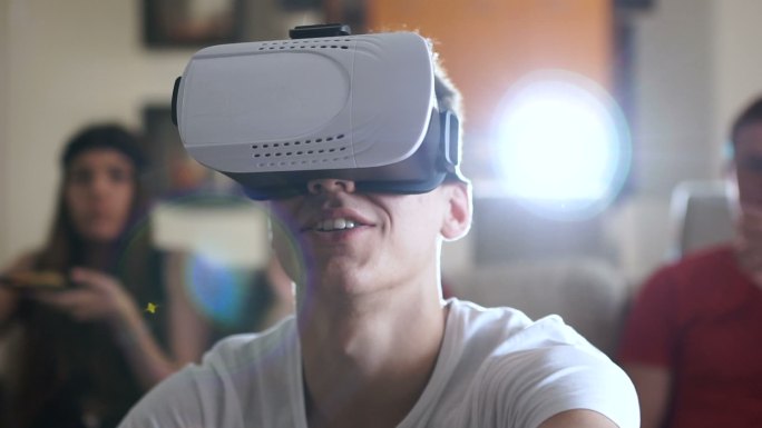 体验VR眼镜虚拟世界游戏全息未来科技产品