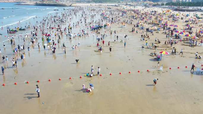 4K航拍海浪拍打沙滩人群节假日游客爆满