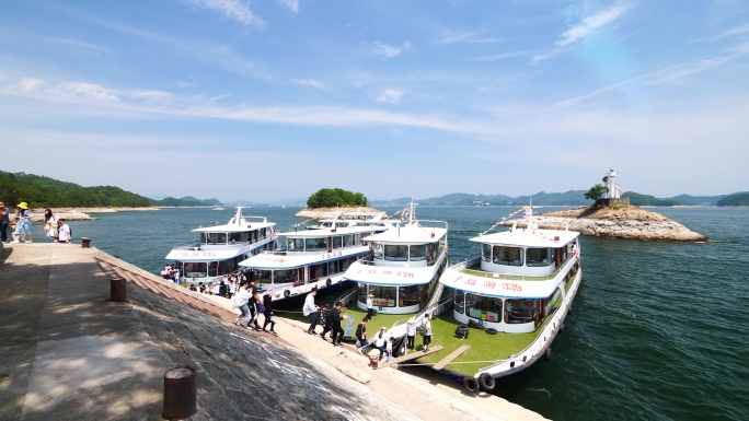 4K原创)千岛湖景区游船游客湖岸下船