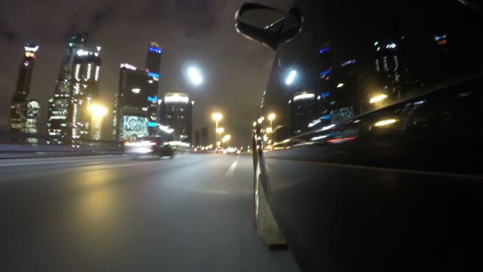 夜间道路低角度飙车车轮视角