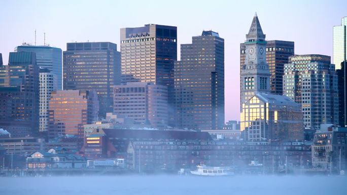 一艘船在波士顿港的北冰洋烟雾中巡航