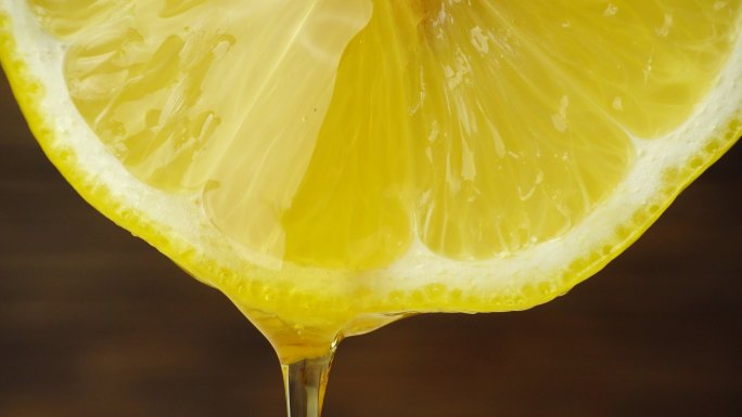 柠檬片上滴下的蜂蜜