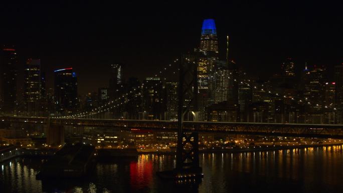 空中拍摄旧金山市中心和海湾大桥。