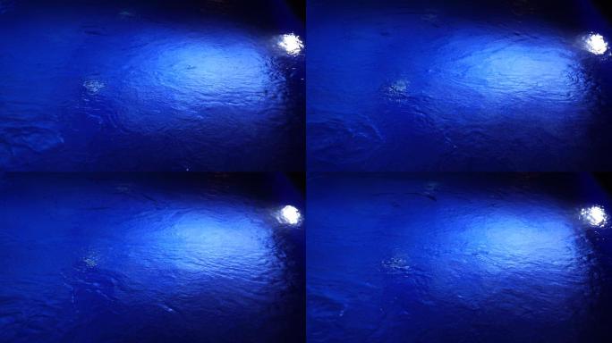 夜间游泳池