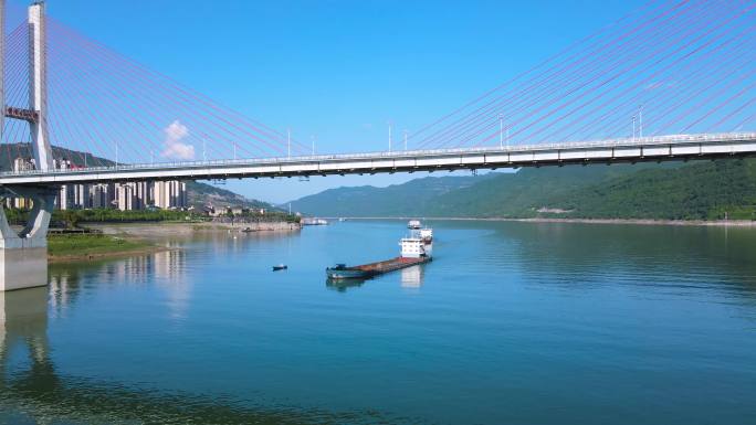 4K航拍碧绿江水中轮船驶过长江大桥