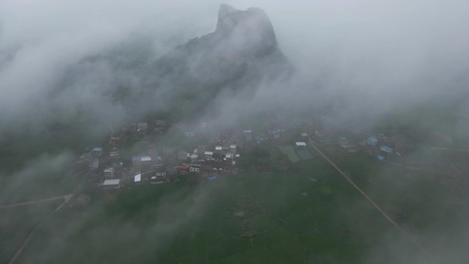 云雾下的山村