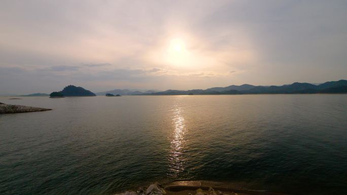 4K原创)广阔的湖面和远山，夕阳西下