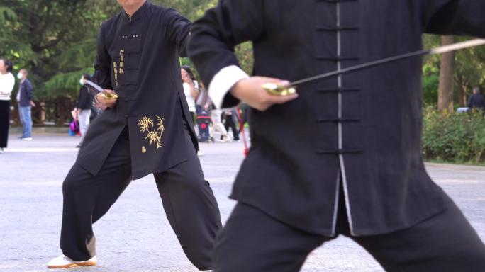 老人练太极舞剑武术锻炼城市生活修生养性