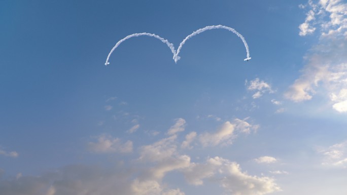 两架飞机在天空中画出一颗心