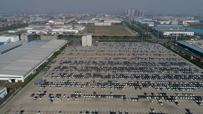 航拍襄阳二汽东风风神物流基地新车停车场