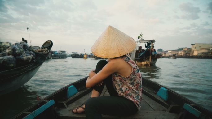 女子乘船穿越湄公河三角洲