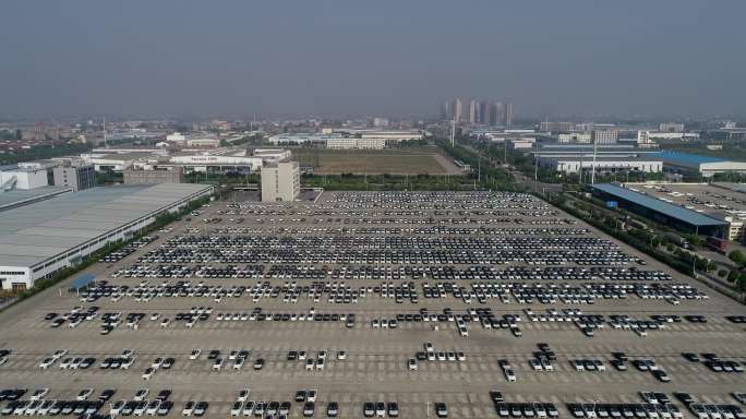 航拍襄阳二汽东风风神物流基地新车停车场