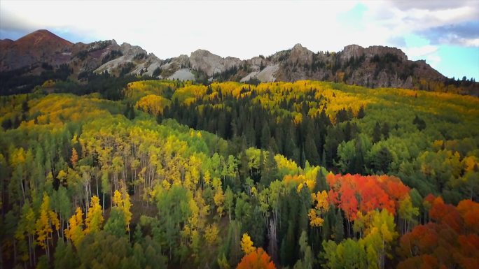 秋天的色彩和山景