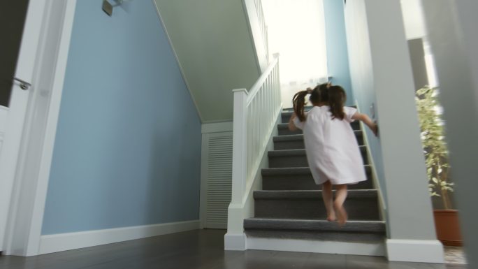 可爱的女孩跑上楼梯