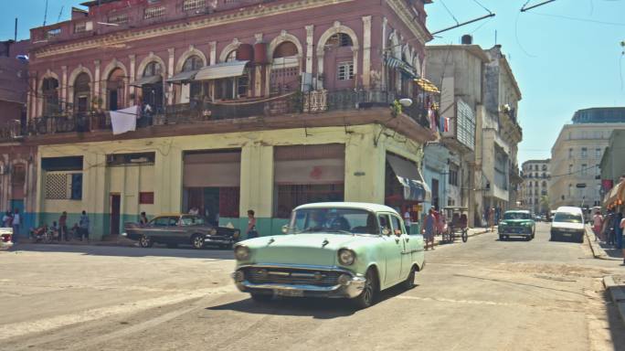 古巴哈瓦那街头的老式汽车