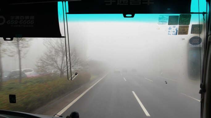 大雾中行驶的车辆