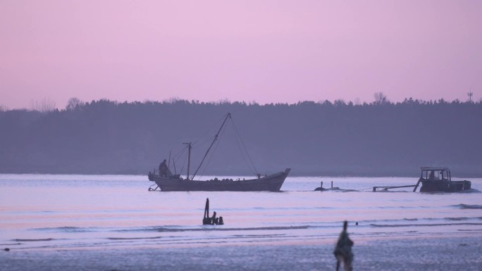 清晨海边渔民