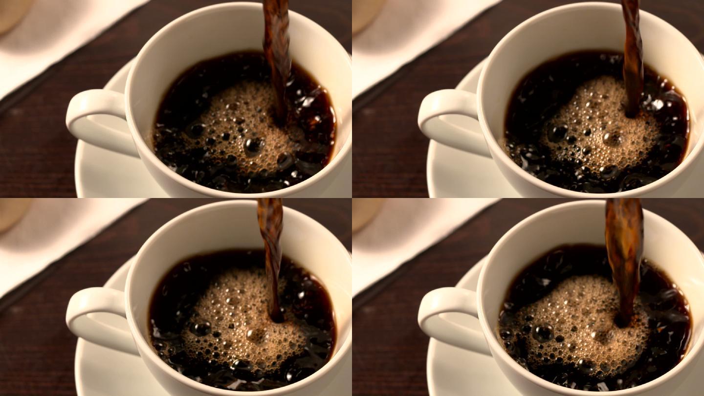 将黑咖啡倒进杯子里