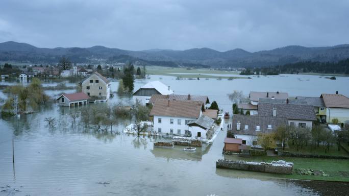 空中拍摄被洪水淹没的房屋