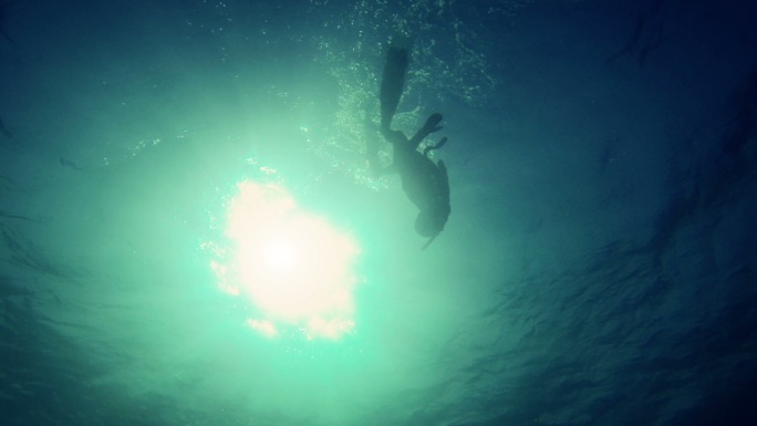 自由潜水员下潜大海水底探索发现奥秘神秘