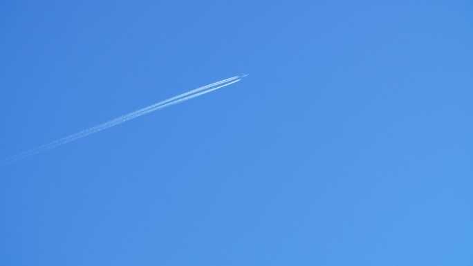 喷气式飞机在天空中留下了轨迹。