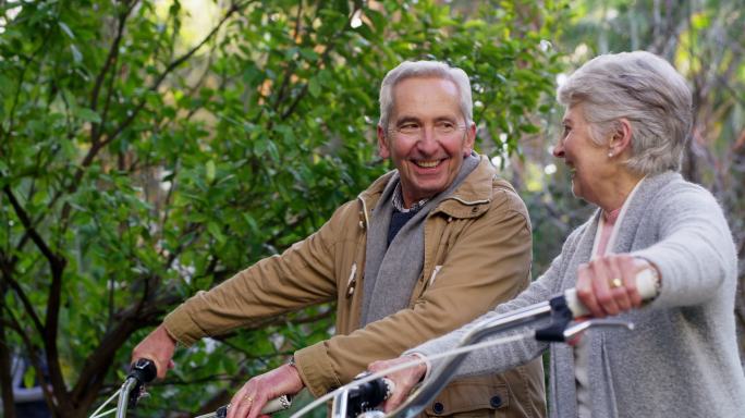 老年夫妇在公园一起骑自行车