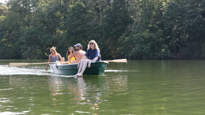 朋友在湖上划船